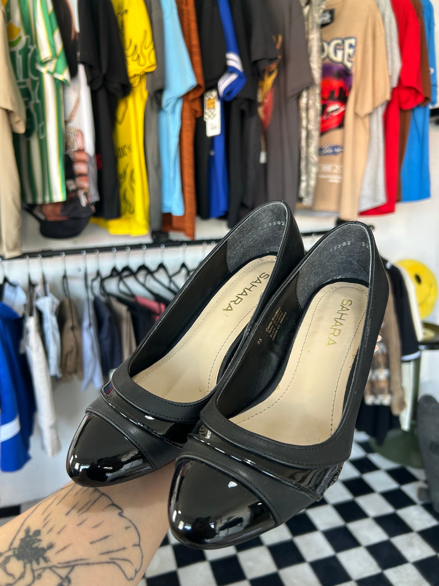 Tacones de charol con detalle