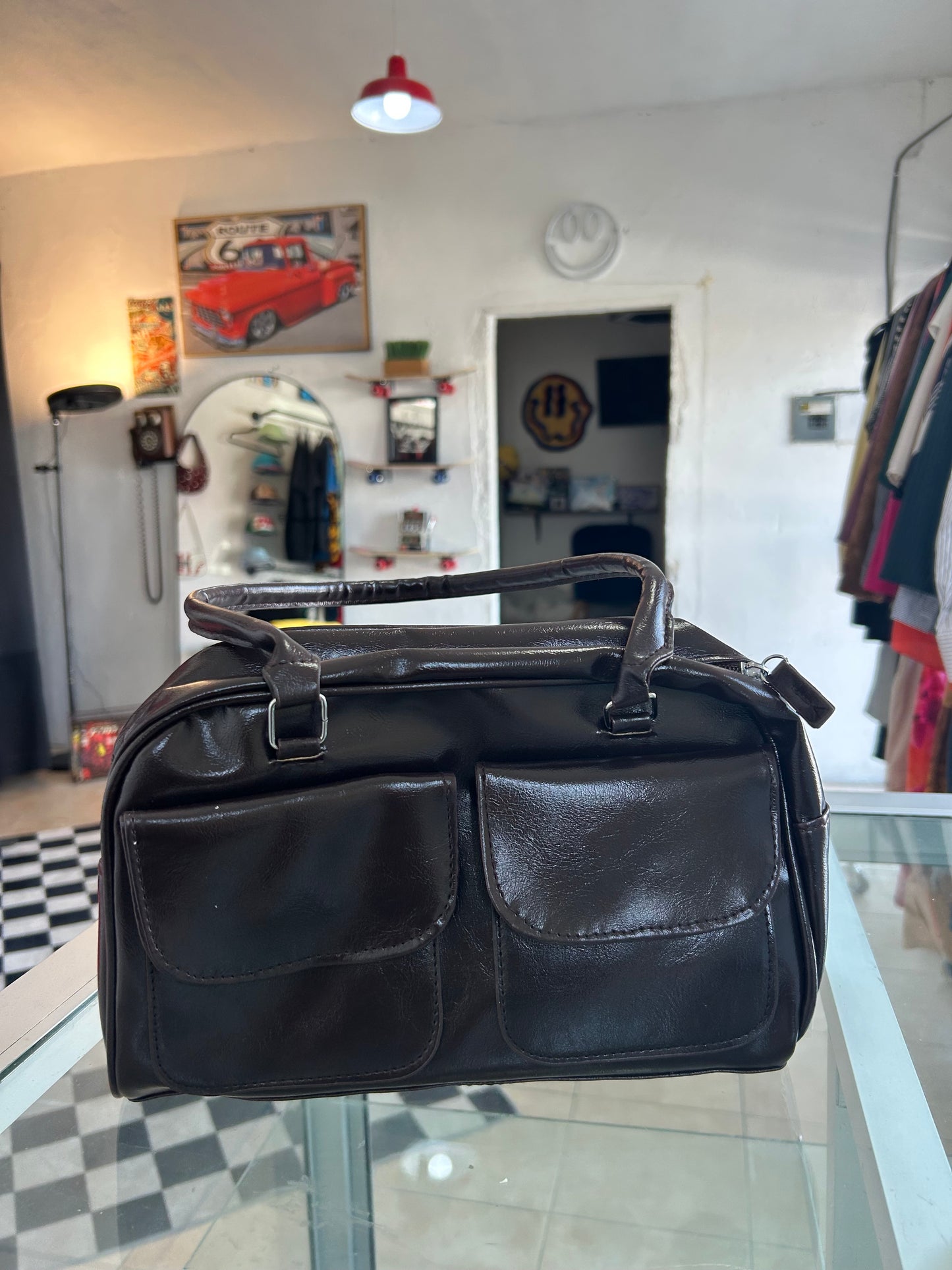 Bolsa café oscuro con bolsas al frente