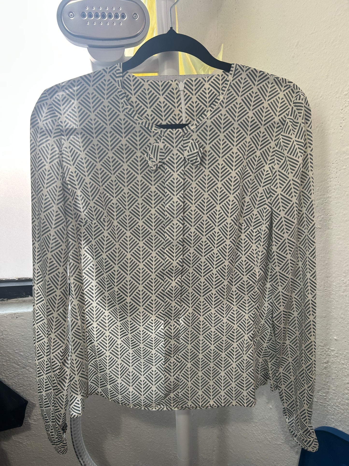 Blusa blanca con detalles gris