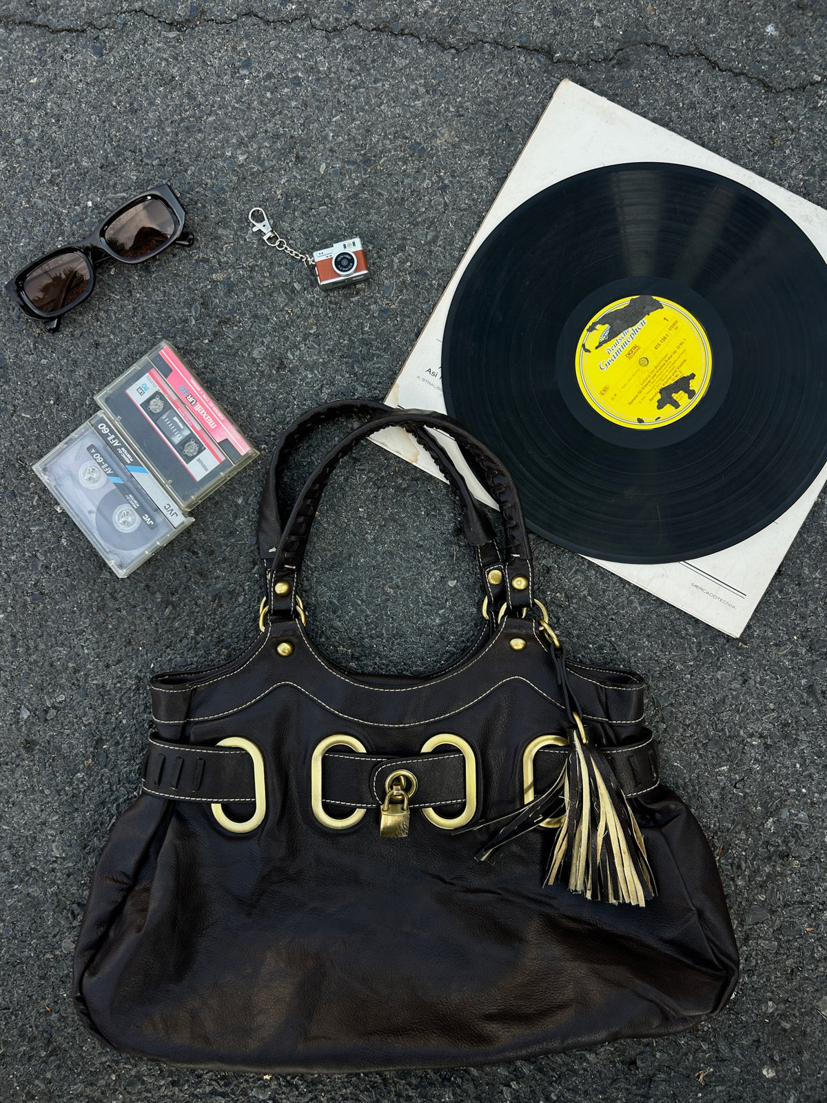 Bolsa vintage noir con detalles dorados