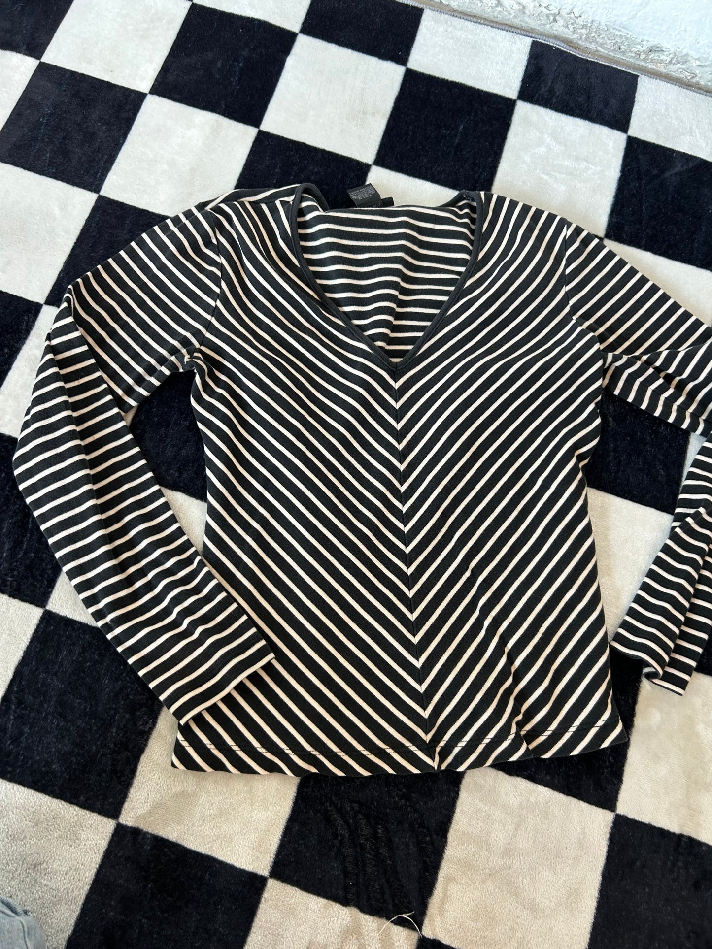 Blusa suéter rayas diagonales negros y beige