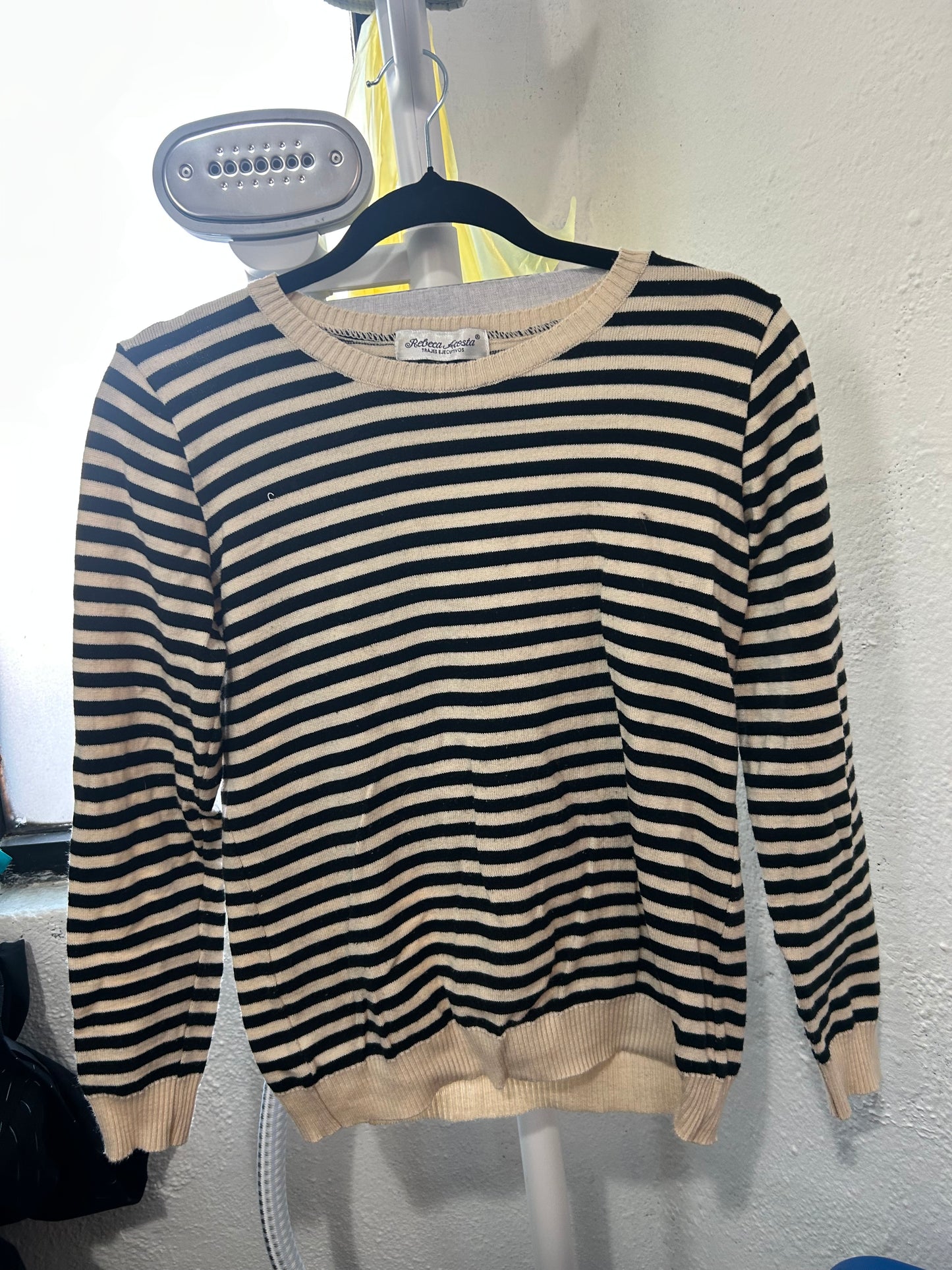 Suéter rayado negro y beige