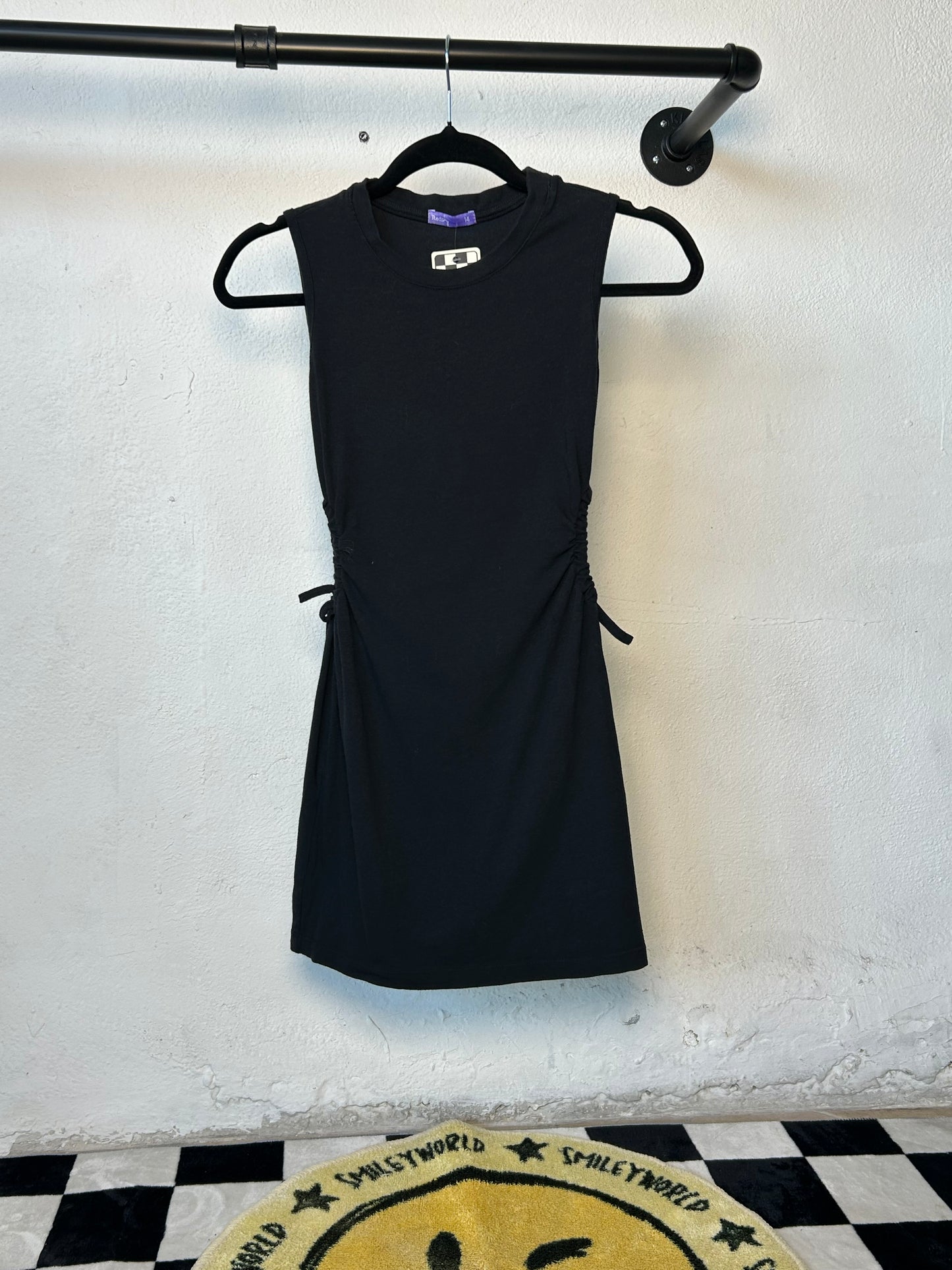 Vestido negro con diseño en la cintura
