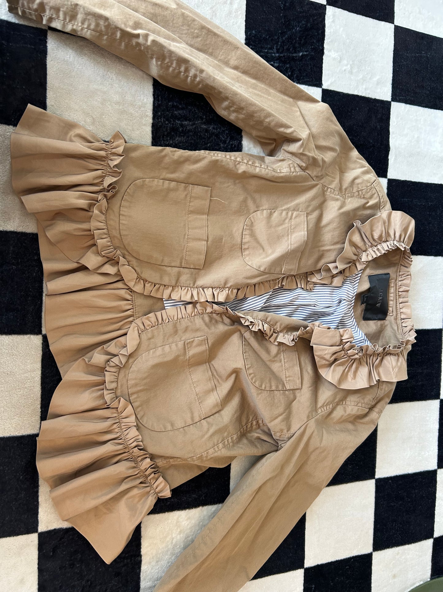 Chaqueta con detalles de falda beige