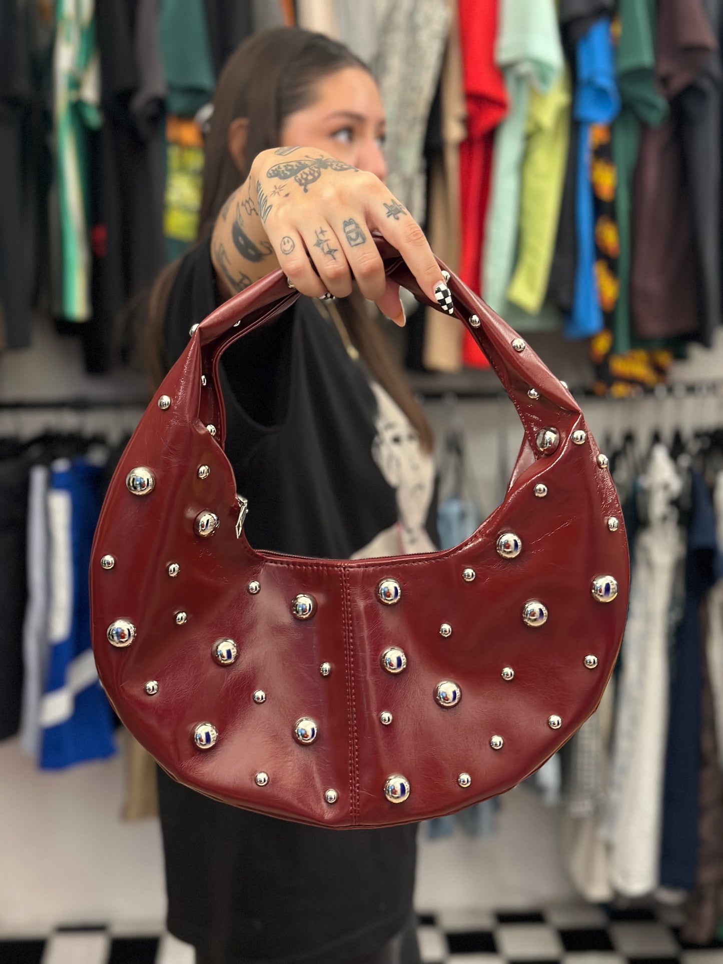 Bolsa vino de piel con bolitas plateadas