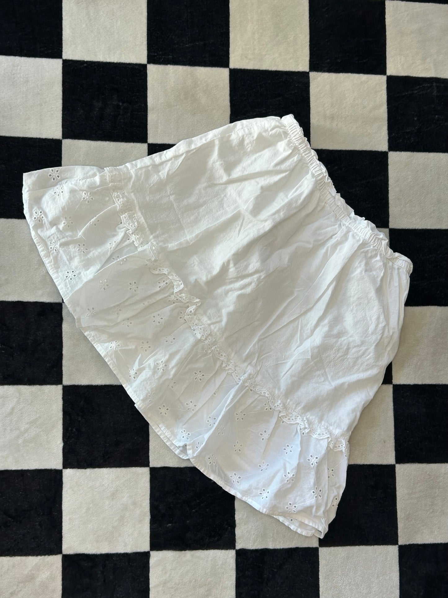 Falda blanca de olanes
