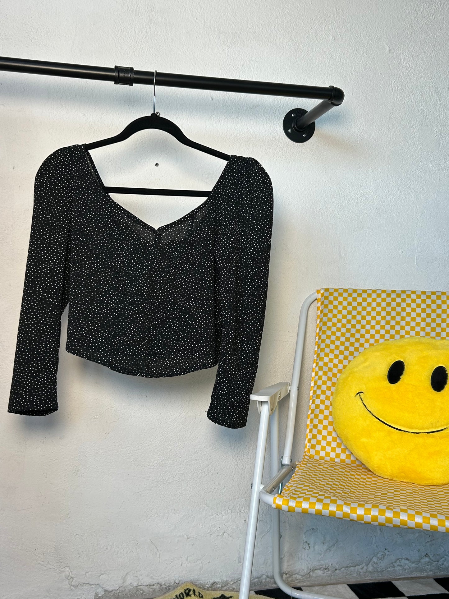 Blusa top negra de puntitos