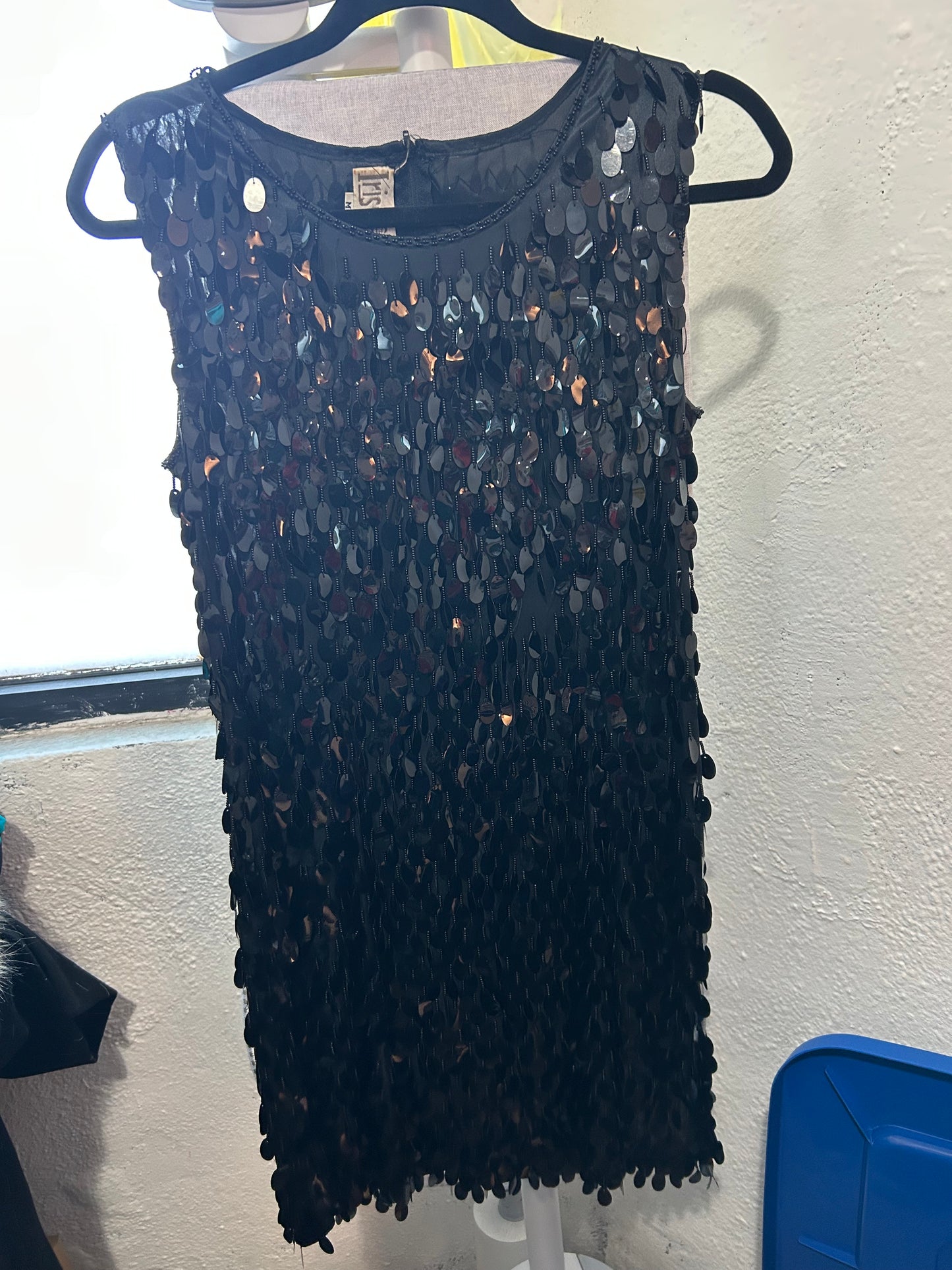 Vestido negro corto con lentejuelas