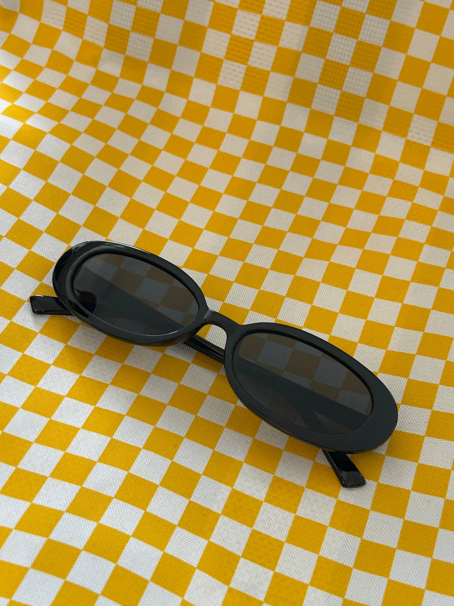 Lentes ovalados negros