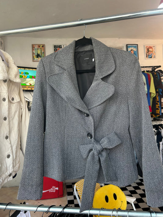 Blazer gris con moño