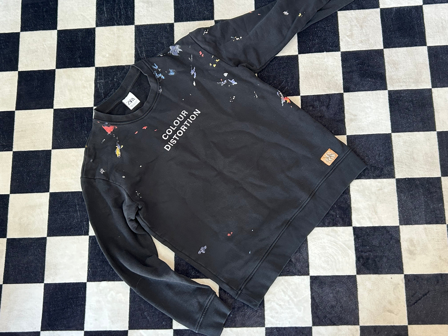Hoddie negra con colores
