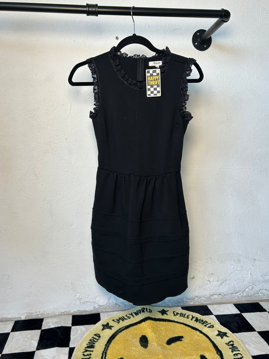 Vestido negro con encaje en los hombros