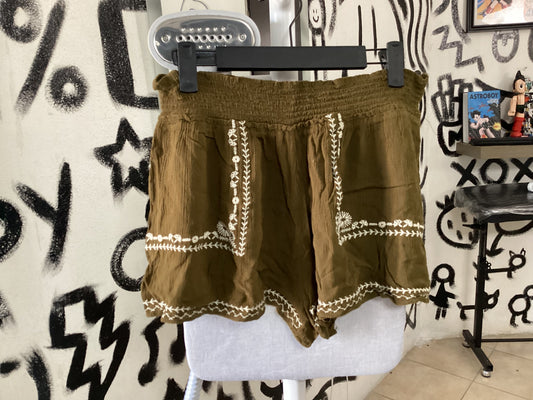 Short verde oscuro tipo playa
