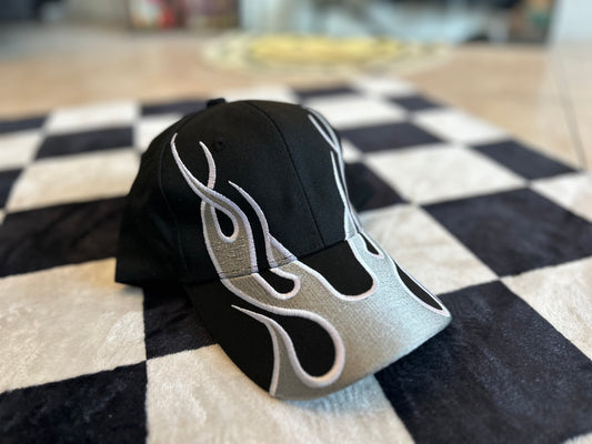 Gorra con bordado de llamas
