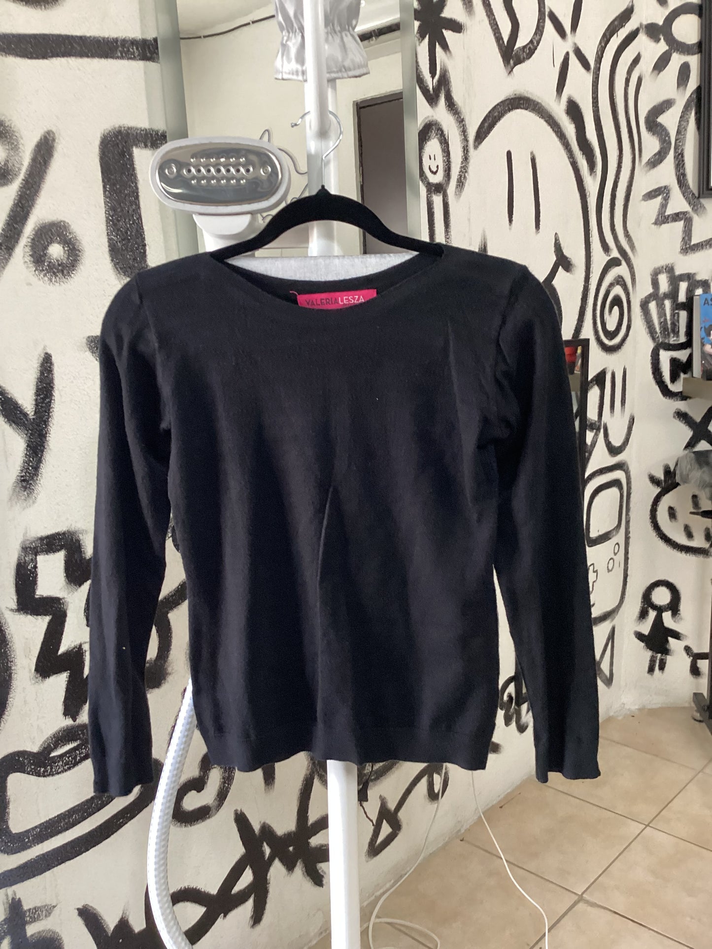 Suéter negro con botones en las mangas