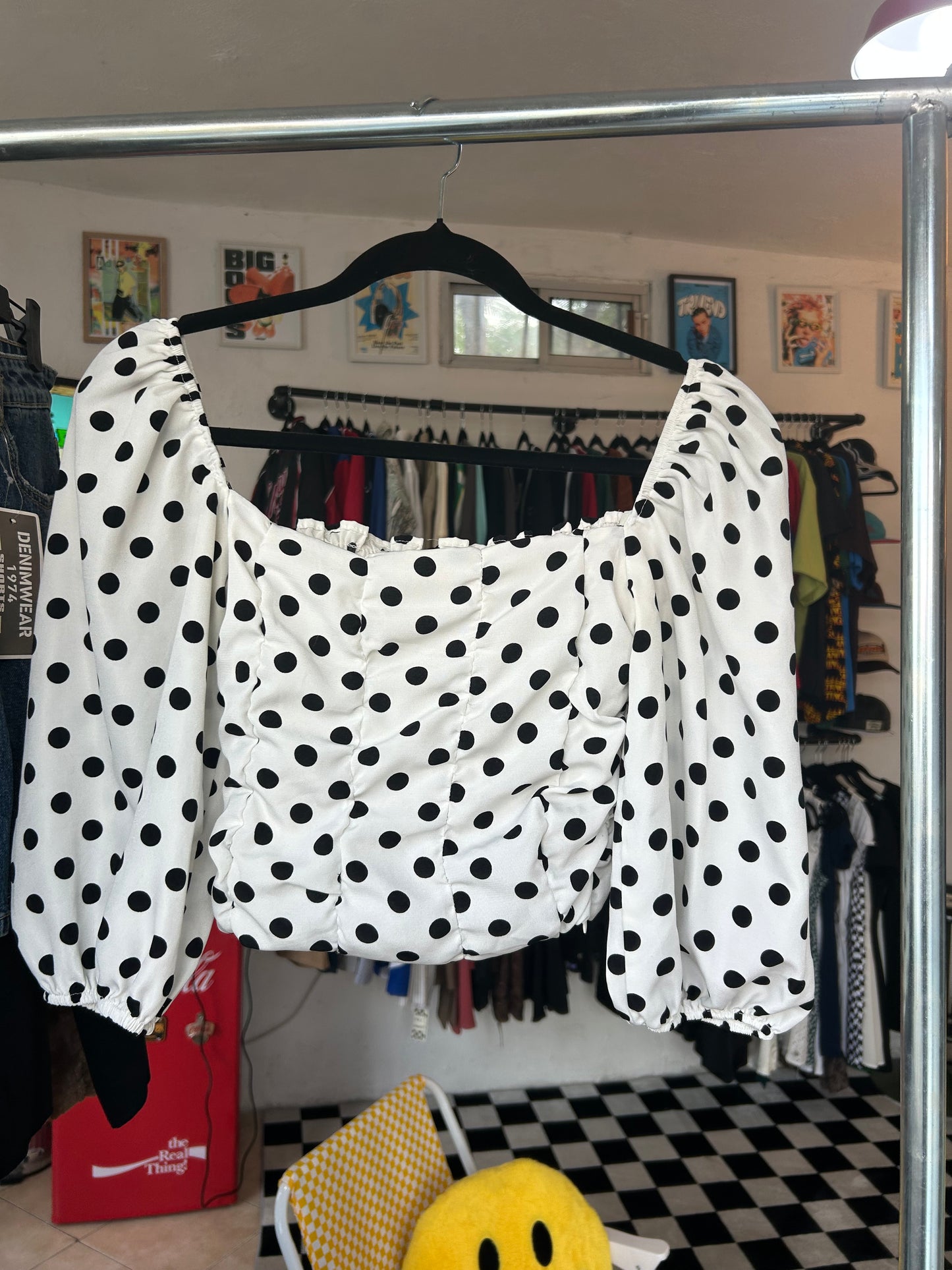 Blusa top blanca de bolitas negras
