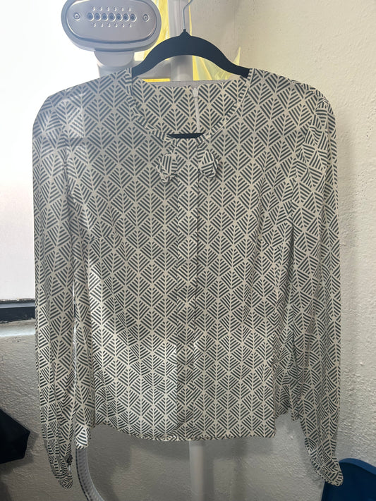 Blusa blanca con detalles gris