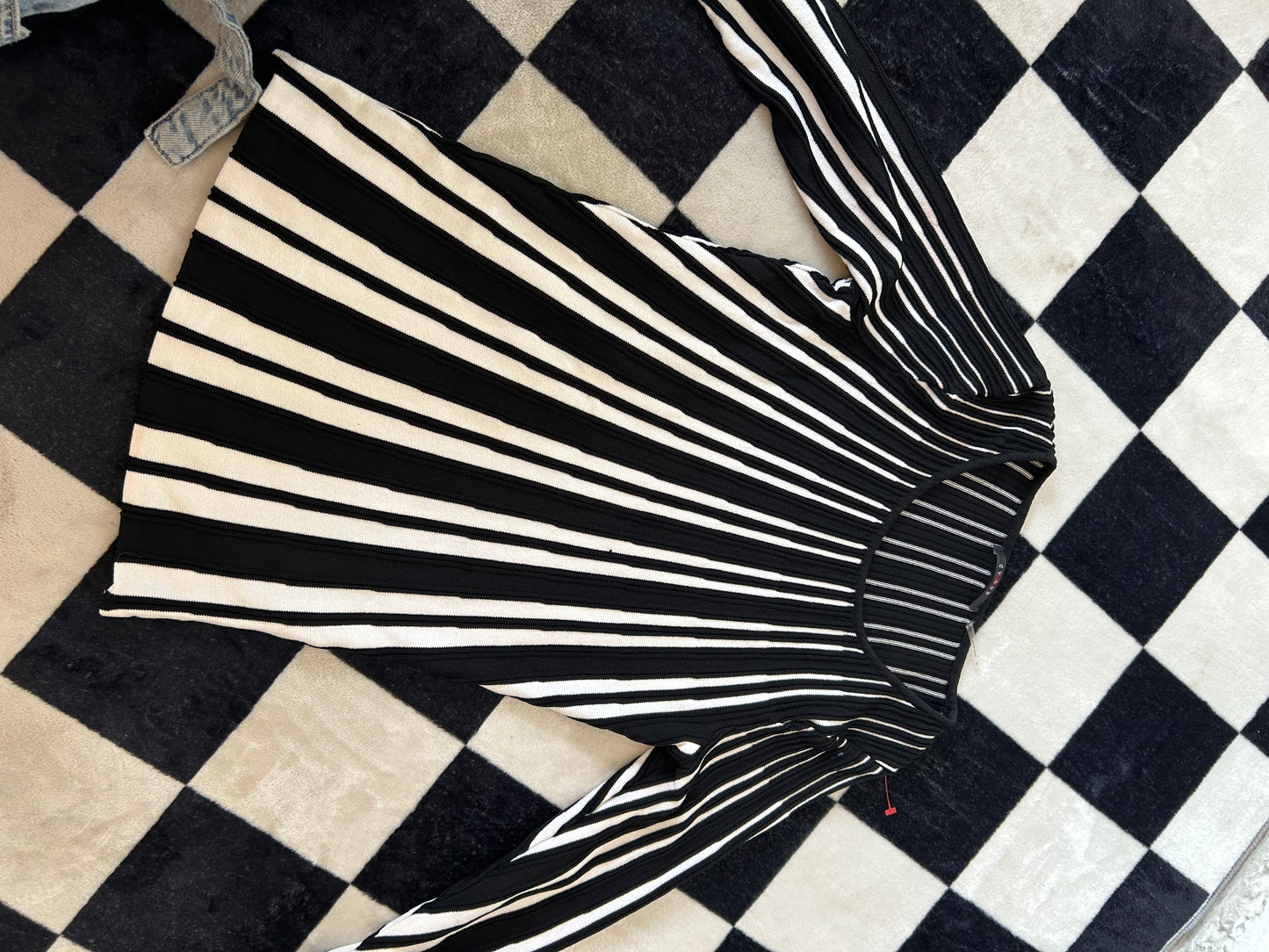 Blusa de rayas verticales blancas y negras