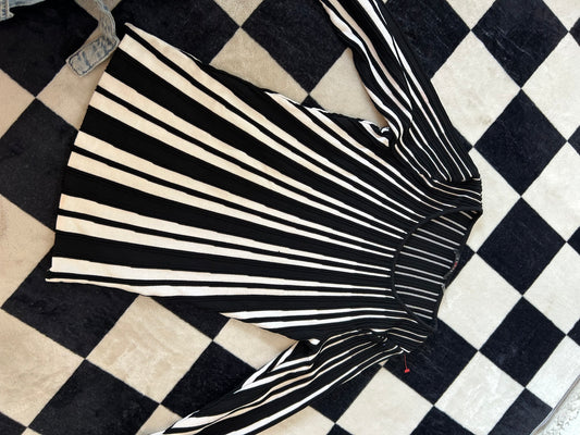 Blusa de rayas verticales blancas y negras