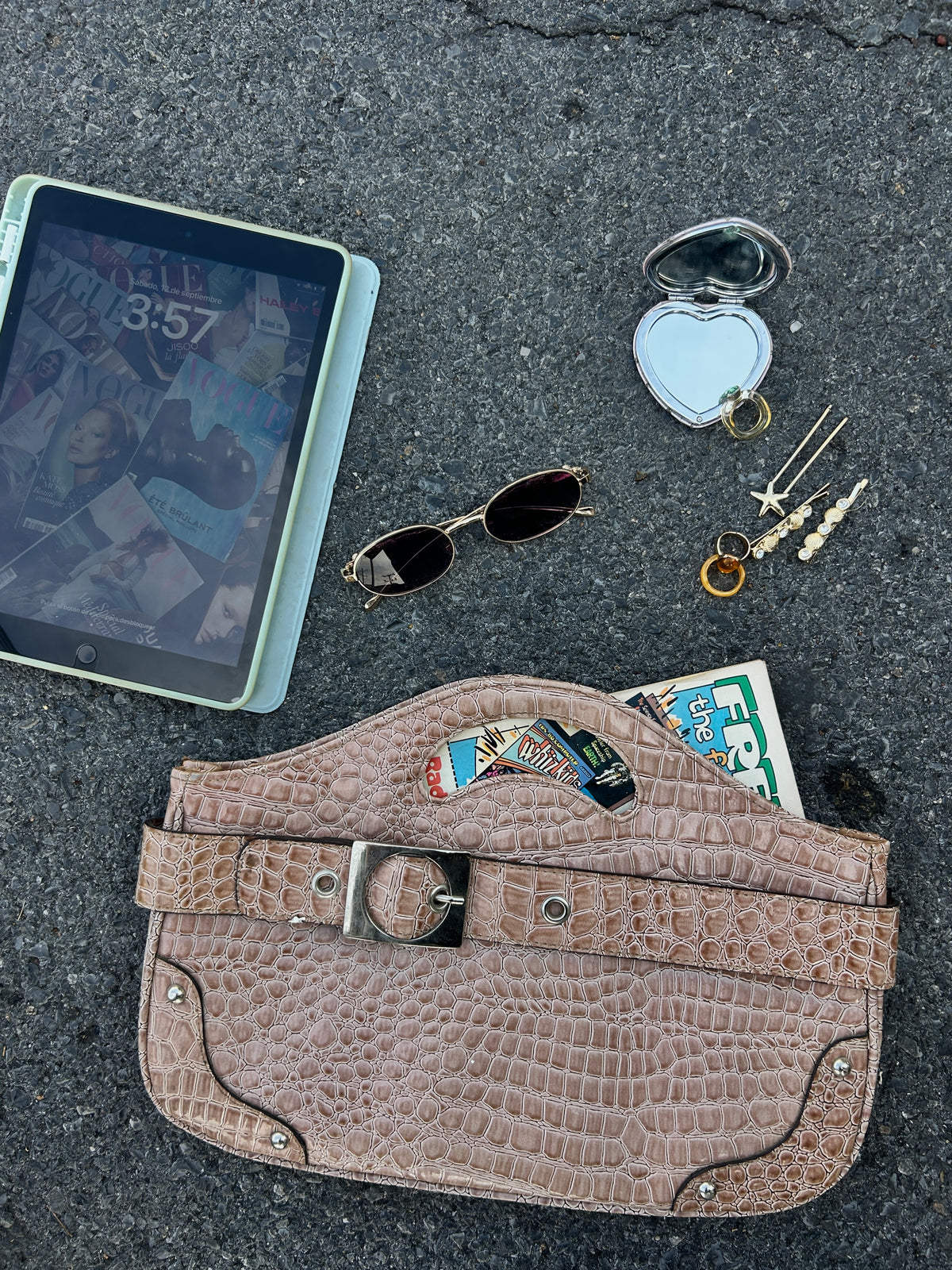Bolsa estilo cartera textura cocodrilo y detalles metálicos