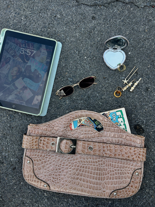 Bolsa estilo cartera textura cocodrilo y detalles metálicos