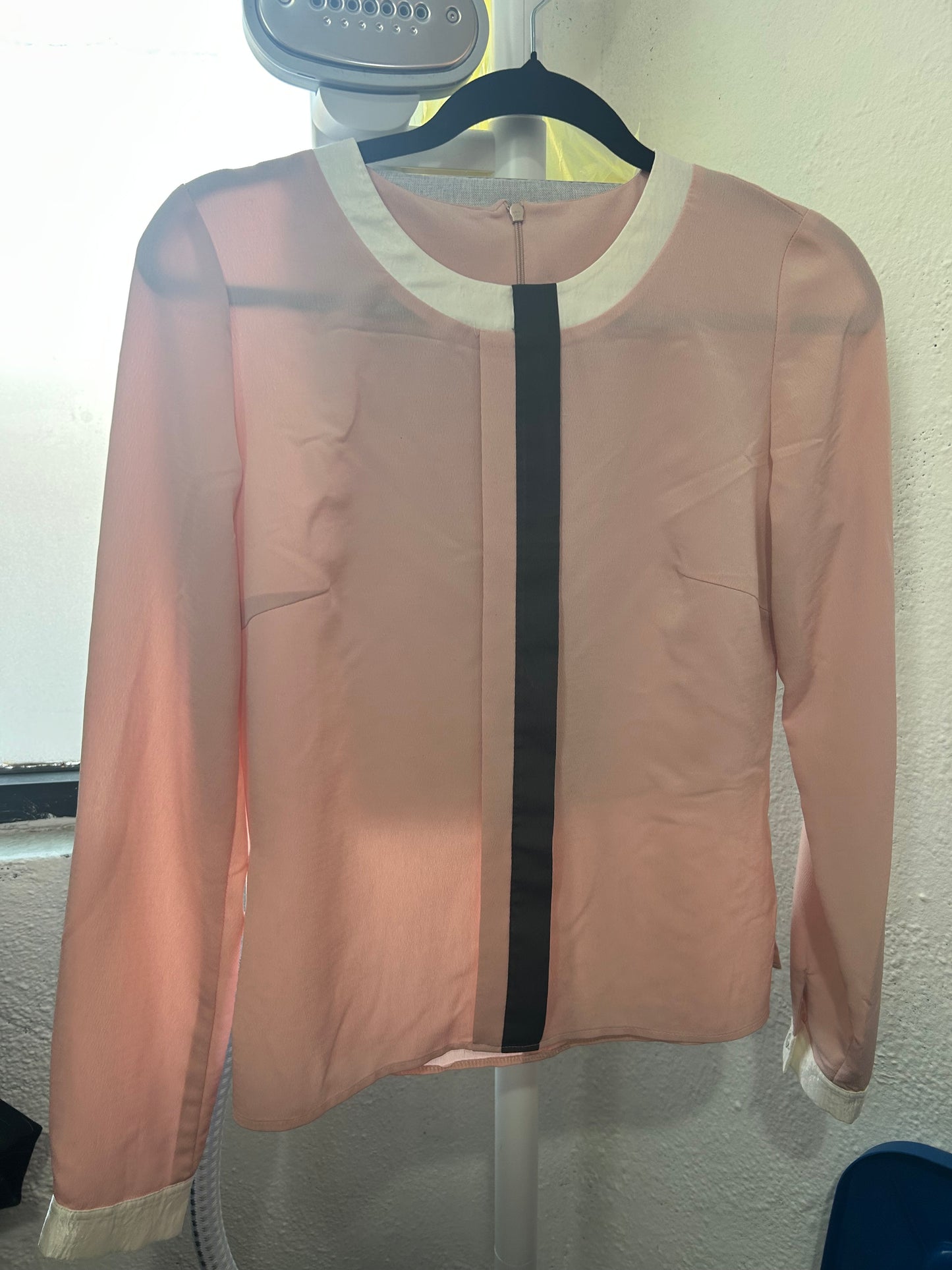 Blusa rosa pastel con cuello blanco