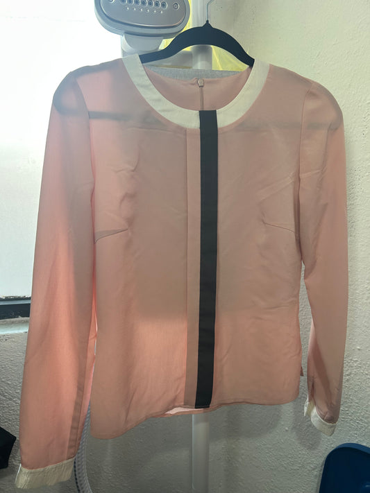 Blusa rosa pastel con cuello blanco