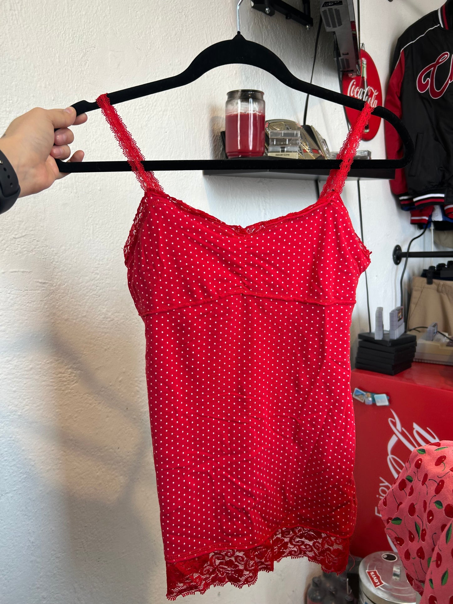 Blusa tirantes roja con bolitas blancas
