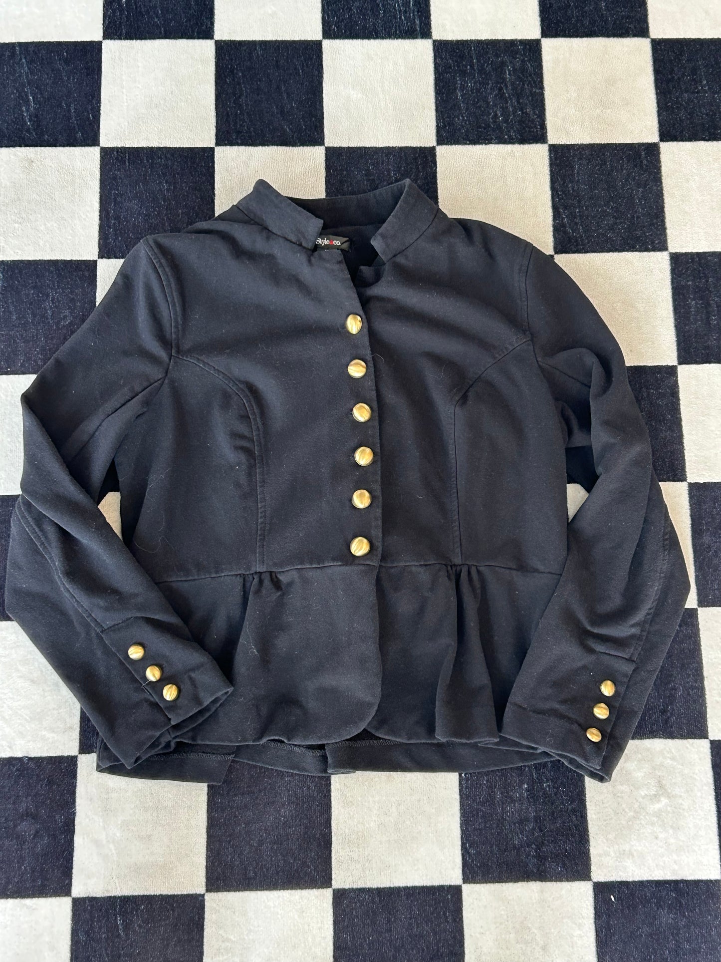 Blusa chaqueta con botones dorados color negro