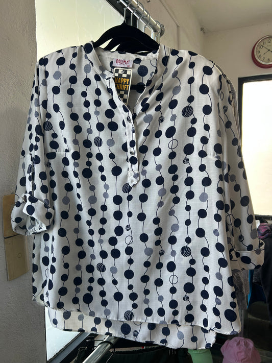 Blusa blanca con bolitas grandes azules