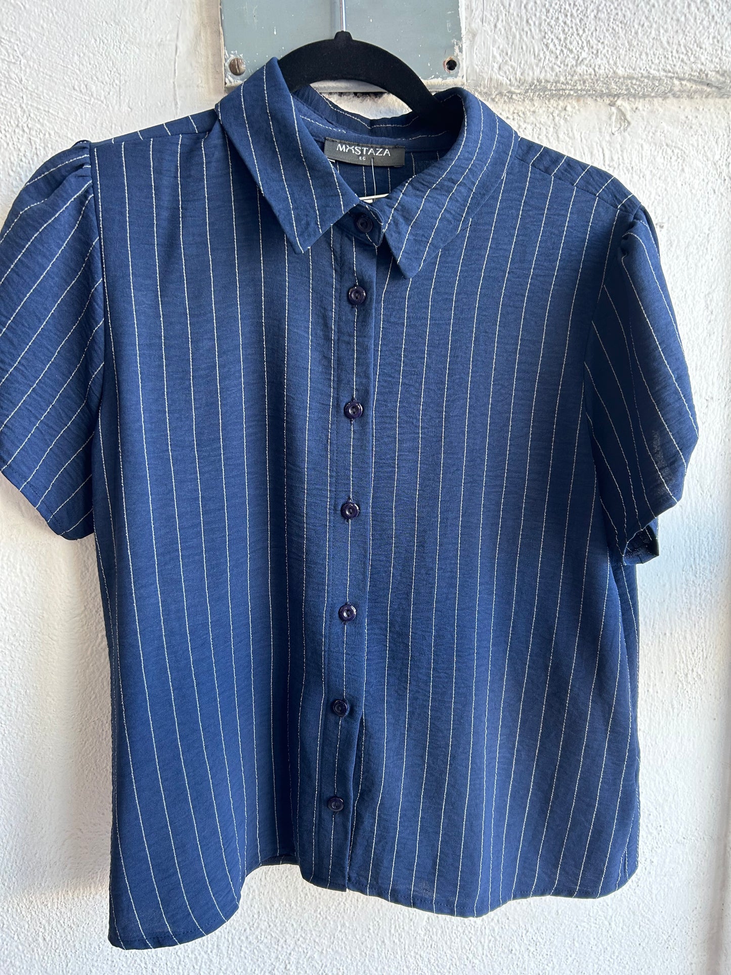 Blusa azul de rayas blancas