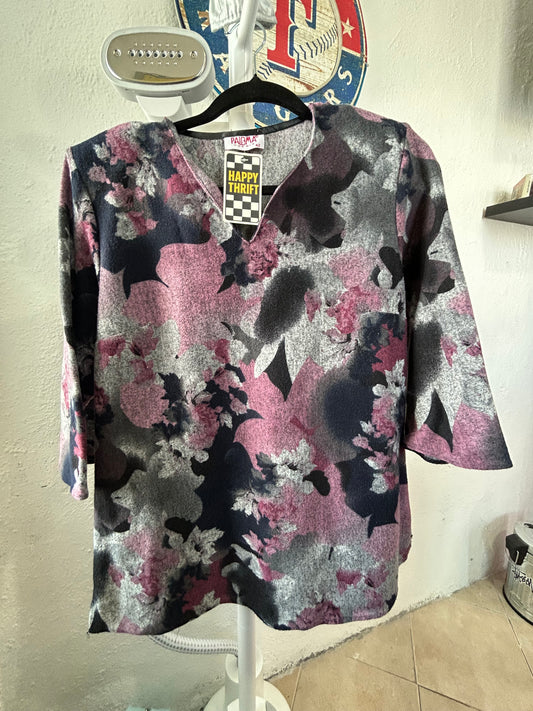 Blusa negra con flores rosas y grises