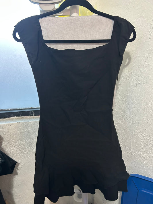 Vestido negro con olanes abajo