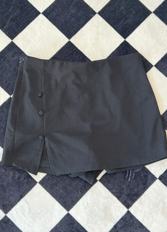 Falda short con botones negra