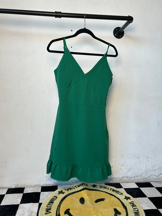 Vestido liso verde con detállate abajo