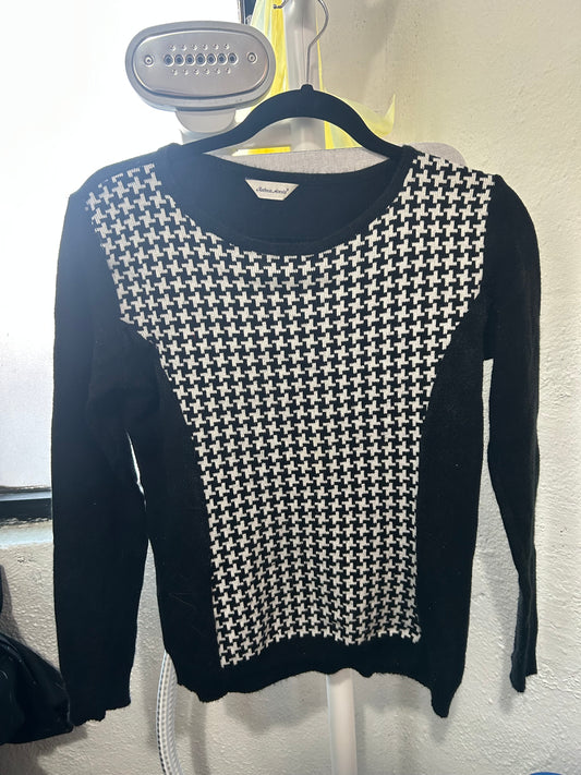 Suéter negro con detalles blanco enfrente