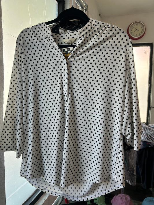 Blusa de bolitas negras
