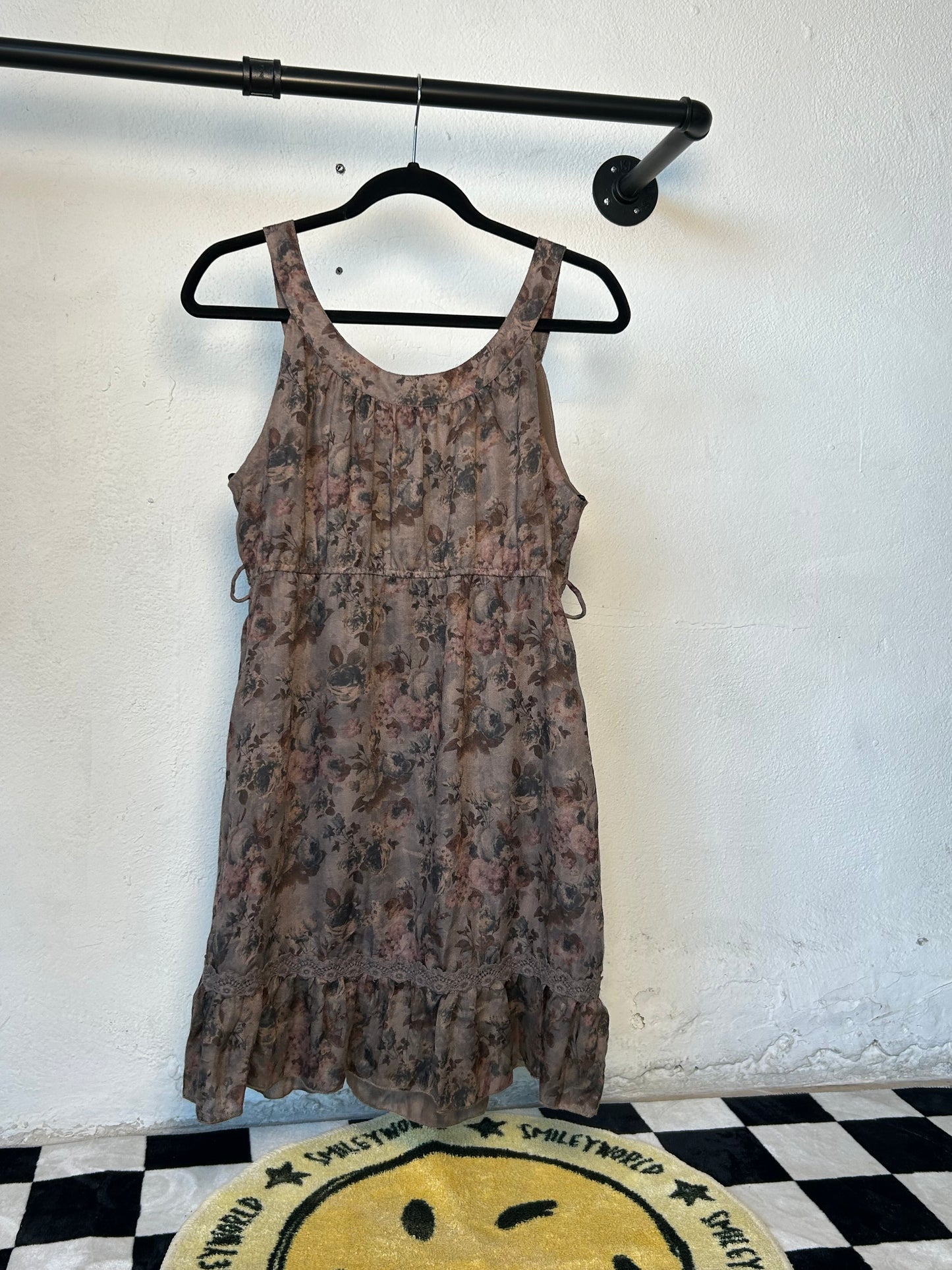 Vestido café con flores