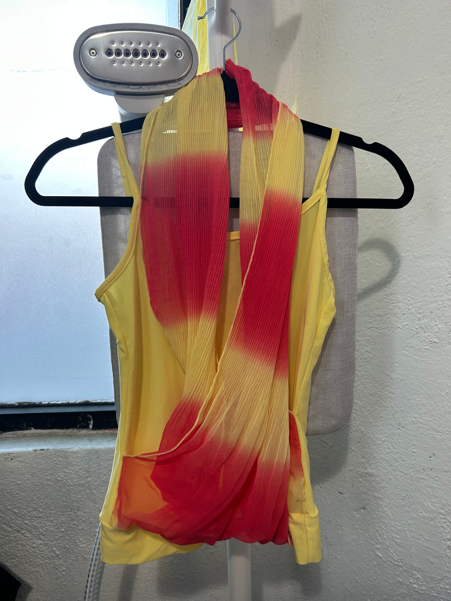 Blusa de tirantes amarilla con adorno rojo y amarillo