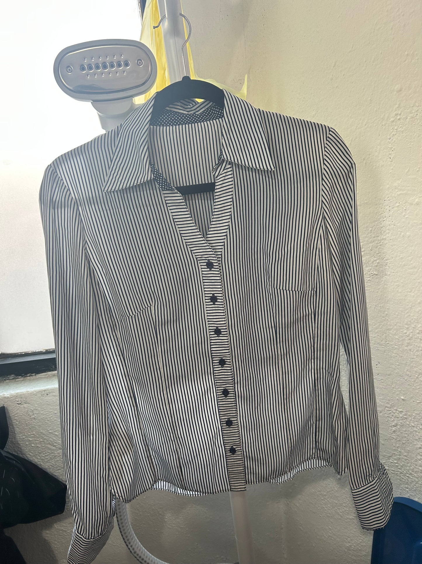 Camisa de blanca con rayas azul y cuello