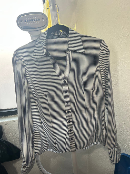 Camisa de blanca con rayas azul y cuello