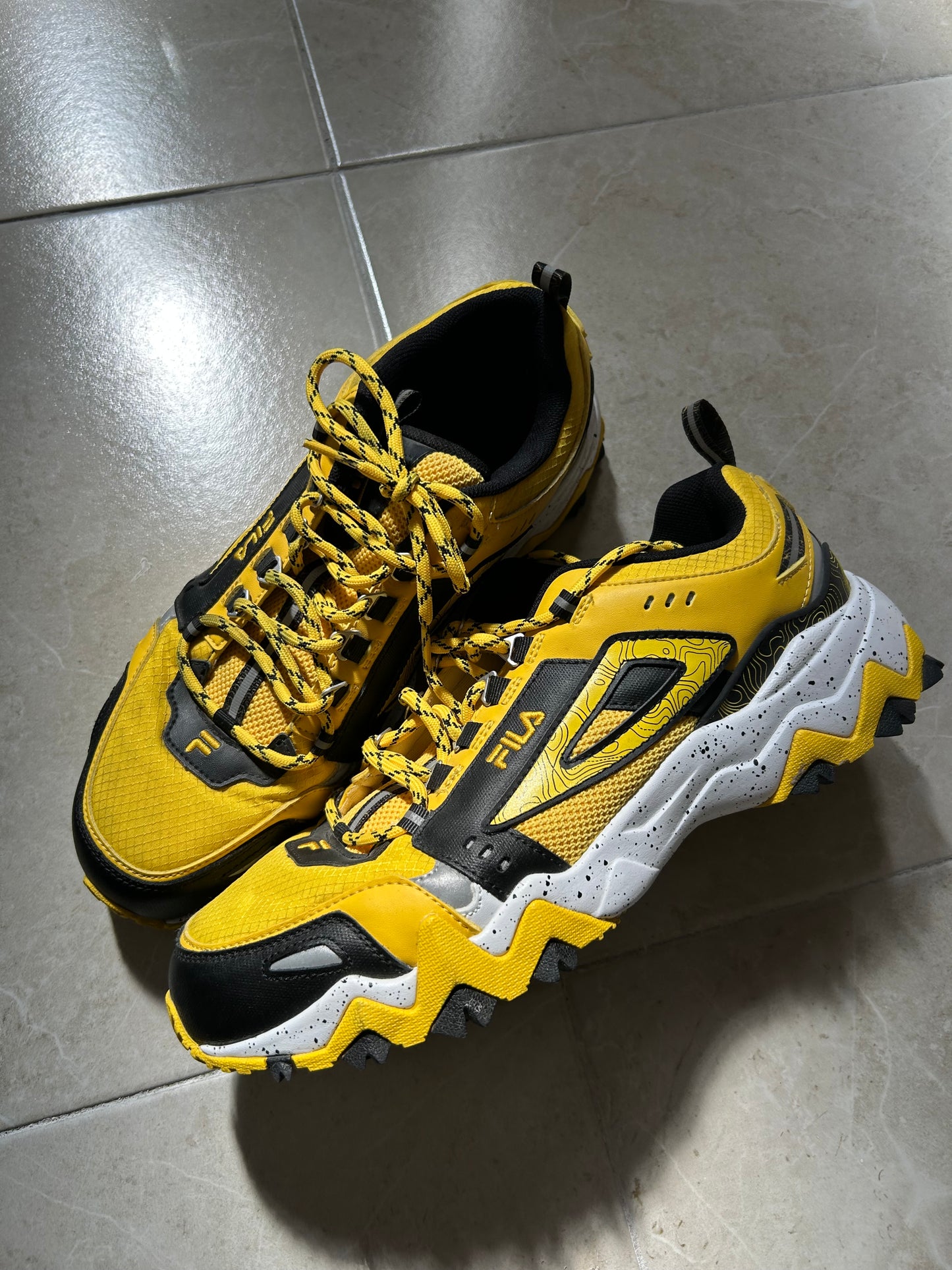 Tenis fila amarillos con negro