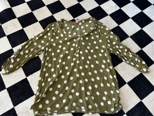 Blusa verde de bolitas