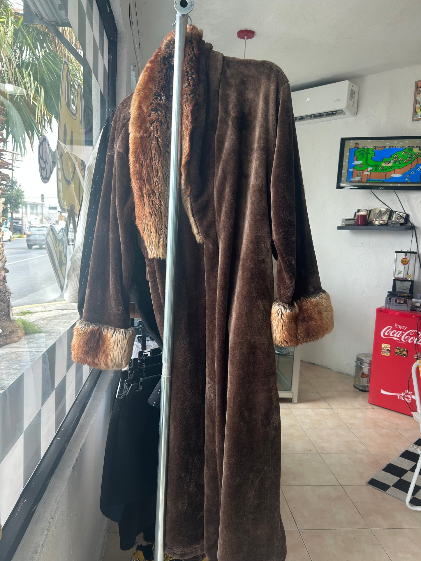 Abrigo de peluche cafe con peluche en cuello y muñecas