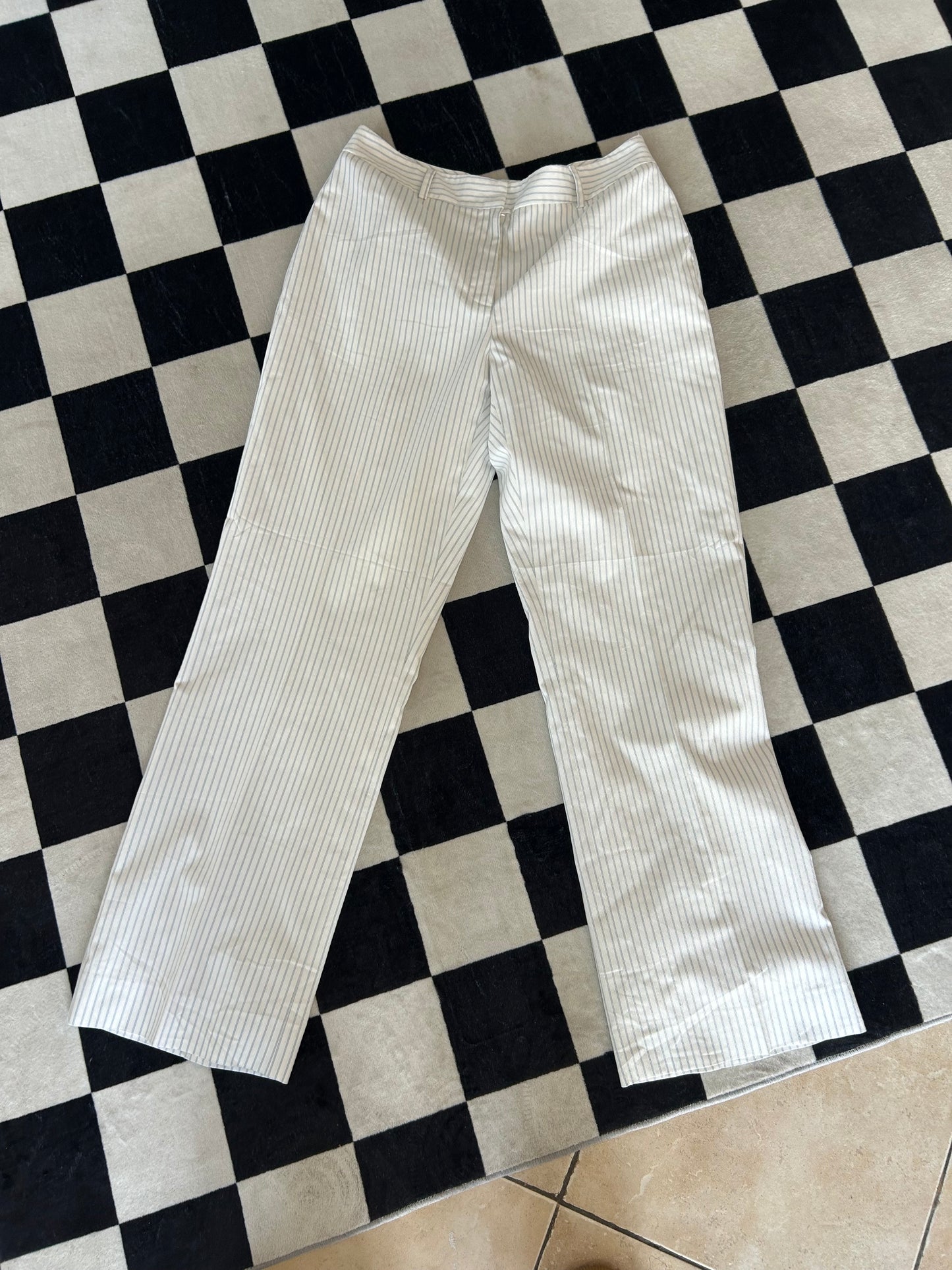 Pantalón de vestir blanco con rayas celeste