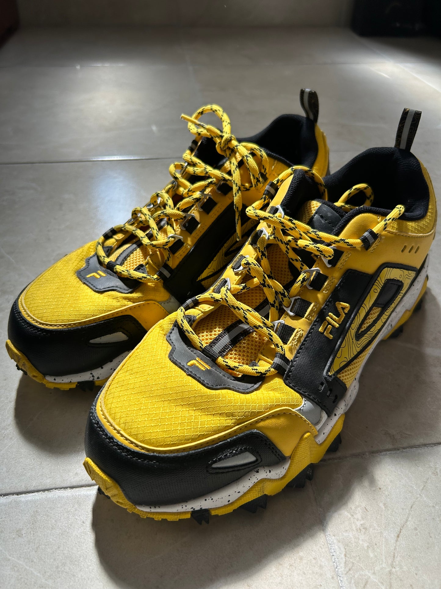 Tenis fila amarillos con negro