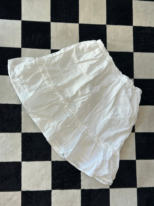 Falda blanca de olanes
