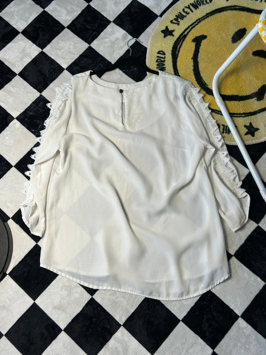 Blusa blanca detalle en manga