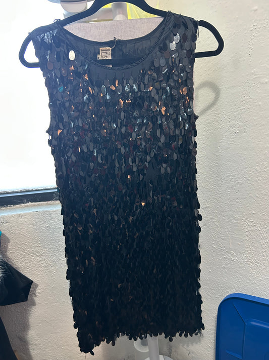 Vestido negro corto con lentejuelas
