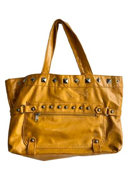 Bolsa de hombro de piel amarilla con detalles plateados